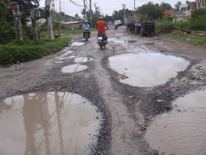 và những ổ trâu xé nát con đường.