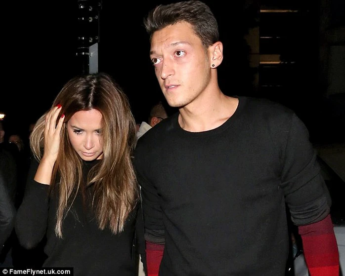 Ozil và Mandy Capristo