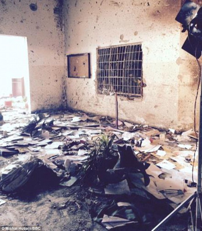 Một lớp học tan hoang sau vụ tấn công. Ảnh: BBC
