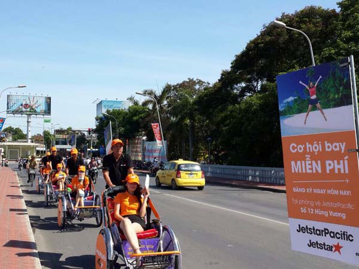 Đoàn xích lô giới thiệu đường bay TP HCM – Huế của Jetstar Pacific trên đường phố Huế Đoàn xích lô giới thiệu đường bay TP HCM – Huế của Jetstar Pacific trên đường phố Huế