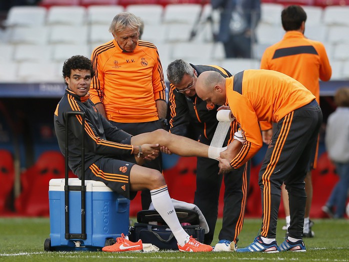 Pepe được các nhân viên y tế chăm sóc trong khi Ronaldo đã sẵn sàng xuất trận (ảnh dưới)