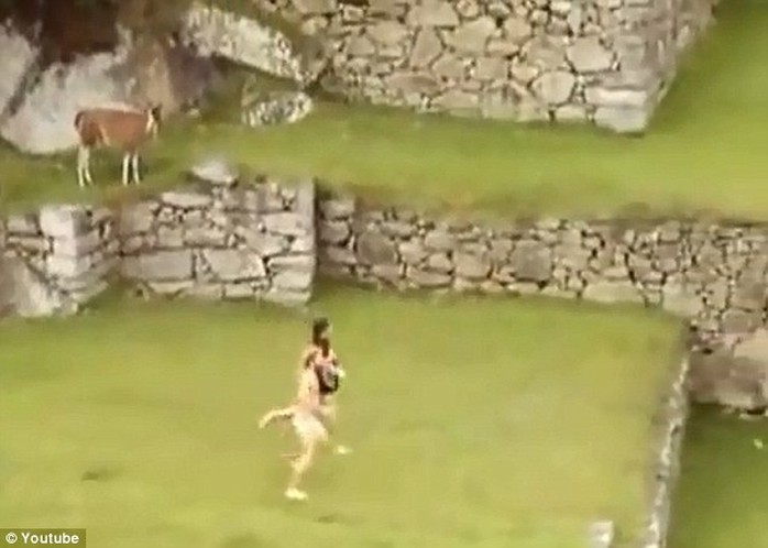 Đôi nam nữ khỏa thân bỏ chạy trong thánh địa Machu Picchu. Ảnh cắt từ clip