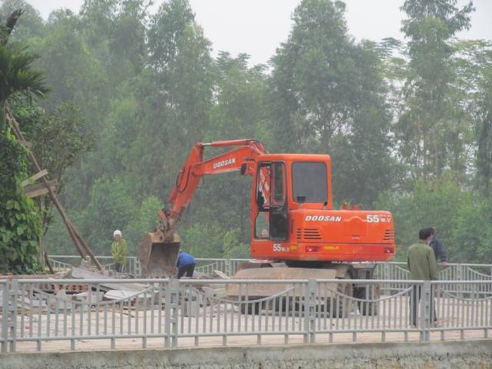 Theo lãnh đạo phường Tích Sơn, ông Hà Hòa Bình nói không biết gì về việc lấn chiếm này (?!). Ảnh: CTV