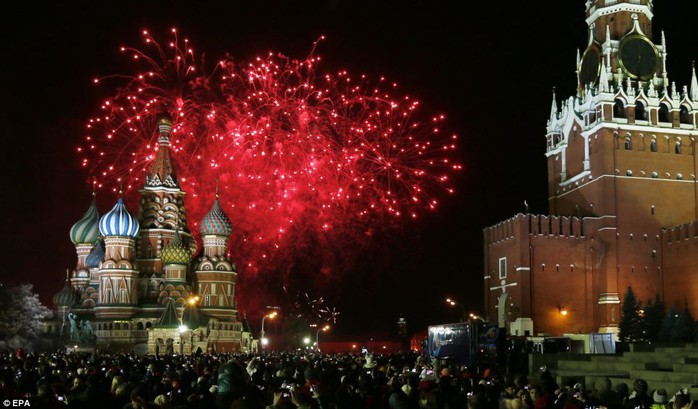 
	Pháo hoa tưng bừng trên Quảng trường Đỏ ở Moscow - Nga... Ảnh: EPA