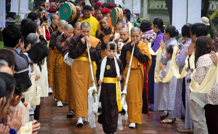 Hàng ngàn người dân Thủ đô Hà Nội chào đón Đức Pháp vương