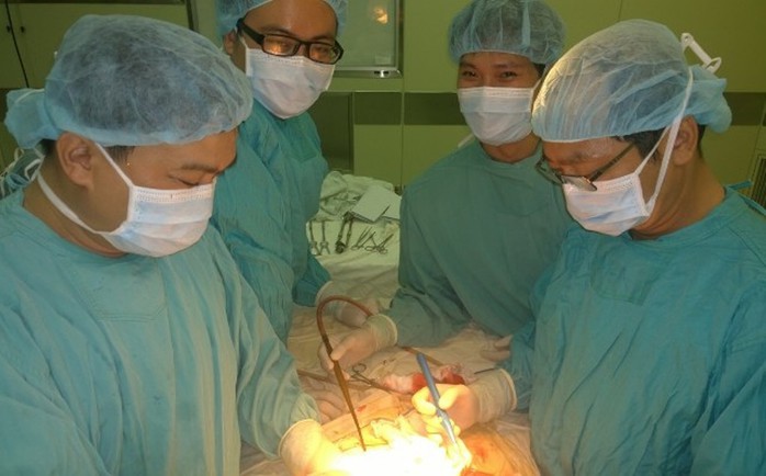 Hình ảnh ca phẫu thuật cứu sống bệnh nhi 2 Võ Văn Ngh.  2 tháng tuổi