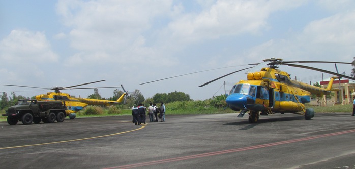 Hai chiếc máy bay Mi 17102
và Mi 17104 của không quân Việt Nam từ Cà Mau xuất phát tìm kiếm máy bay Malaysia rơi