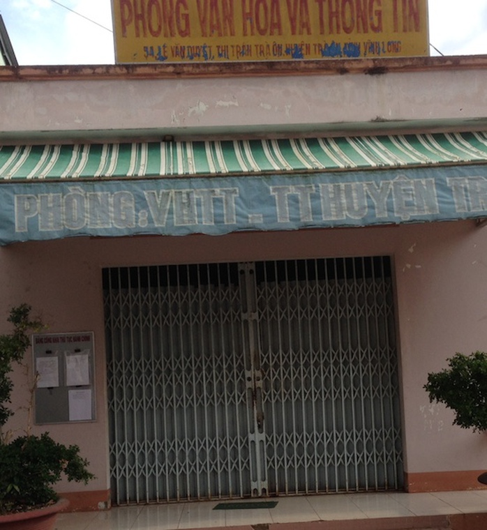 Phòng VH-TT huyện Trà Ôn đóng cửa kín mít dù còn trong giờ làm việc (Ảnh chụp lúc 15 giờ 30 phút ngày 31-10)