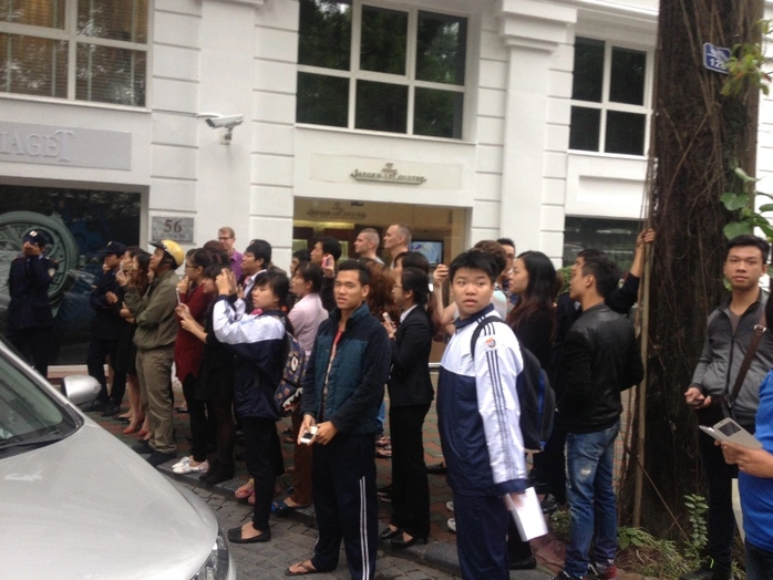 Người hâm mộ chờ đợi Beckham sáng nay trước cửa khách sạn Metropole (Hà Nội)