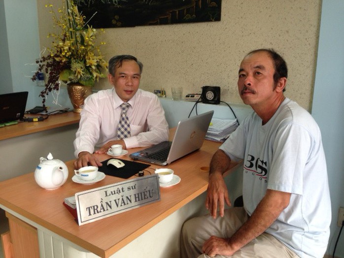 Ông Trương Bá Nhàn (phải) và luật sư Trần Văn Hiếu (VP Luật sư Người Nghèo) 