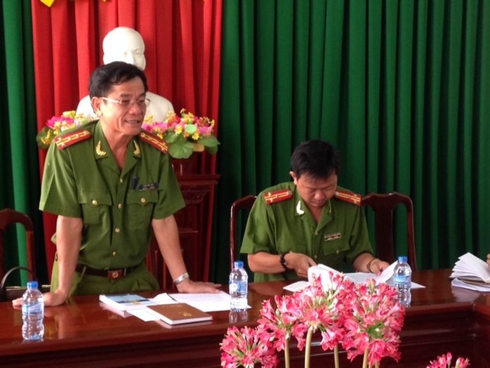 Đại tá Trần Văn Tuấn (đứng) trong buổi họp báo