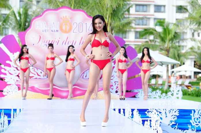Các thí sinh tham gia vòng thi Người đẹp biển của cuộc thi Hoa Hậu Việt Nam 2014. Ảnh:  Lý Võ Phú Hưng