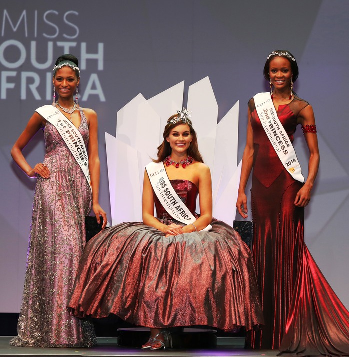 Zokufa (trái) về nhì sau Rolene Strauss (giữa) và giành danh hiệu Á hậu 1 tại cuộc thi Miss South Africa 2014 diễn ra hồi tháng 3. Ảnh: Supplied