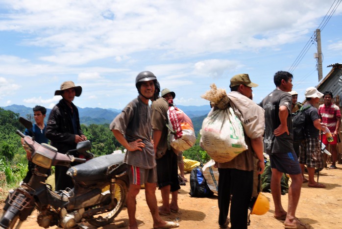 Một nhóm phu vàng trốn chạy sau khi bị công an huyện Tây Trà, tỉnh Quảng Ngãi, tổ chức truy quét.