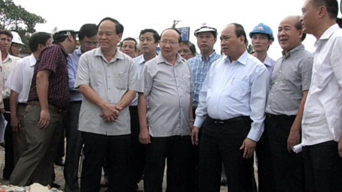 Phó thủ tướng Nguyễn Xuân Phúc (thứ ba từ phải sang) cùng lãnh đạo tỉnh Bình Định trong chuyến kiểm tra GPMB sáng 2.8