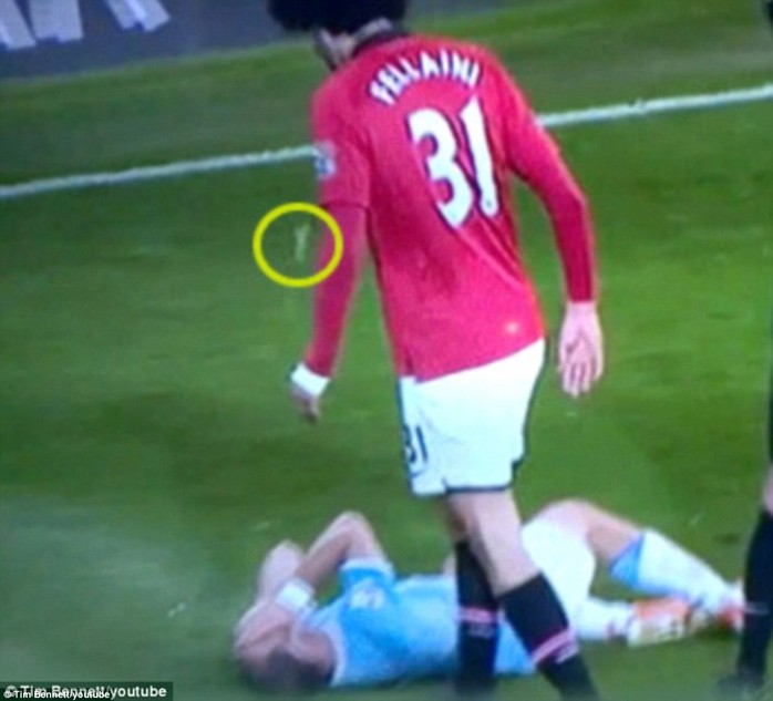 Fellaini cũng từng làm điều này với Pablo Zabaleta mùa trước