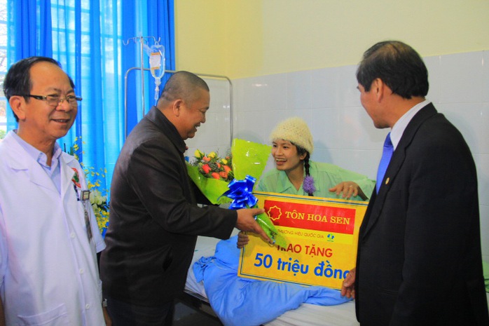Chú thích ảnh: Ông Lê Phước Vũ tặng 50 triệu đồng cho chị Đặng Thị Hồng Ngọc – nữ công nhân duy nhất trong vụ sập hầm thủy điện Đạ Dâng. Ảnh: Hoa Sen . Chú thích ảnh: Ông Lê Phước Vũ tặng 50 triệu đồng cho chị Đặng Thị Hồng Ngọc – nữ công nhân duy nhất trong vụ sập hầm thủy điện Đạ Dâng. Ảnh: Hoa Sen .