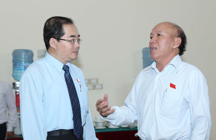 Đại biểu QH Hoàng Hữu Phước (trái) cho biết ủng hộ việc bổ sung Luật biểu tình vào chương trình xây dựng Luật năm 2015
