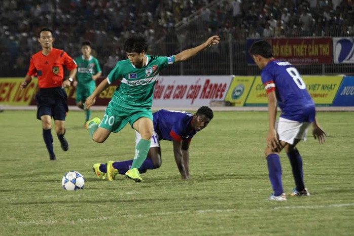 Công Phượng (10) sẽ khởi tranh V-League 2015 cùng HAGL