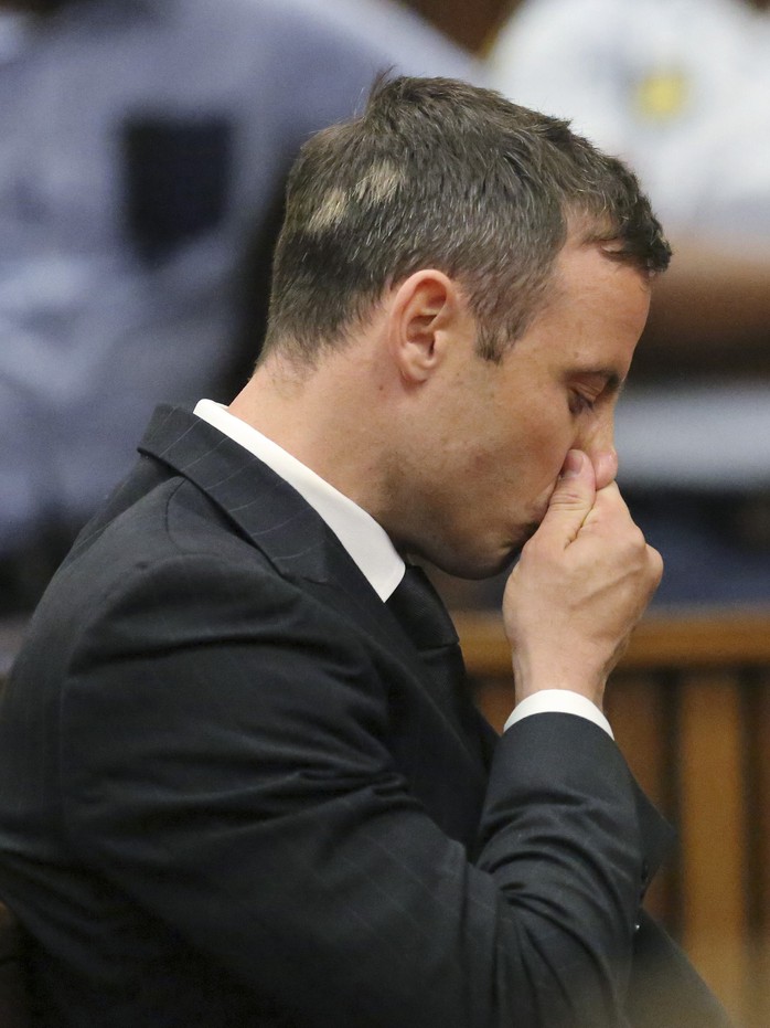 Pistorius lại khóc trước tòa