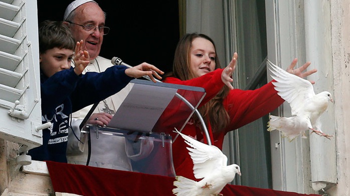 Giáo hoàng Francis chứng kiến cảnh thả bồ câu. Ảnh: Reuters