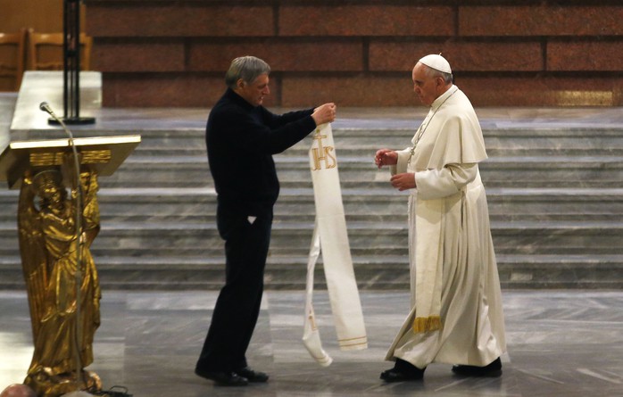 Đức Giáo hoàng nhận hòn đá của một cô gái đã bị mafia giết chết từ tay linh mục Liugi Ciotti, người đứng đầu nhóm hoạt động Libera. Ảnh: Reuters