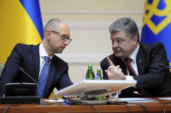 Tổng thống Ukraine Petro Poroshenko (phải) trong cuộc họp nội các hôm 10-9. Ảnh: Reuters