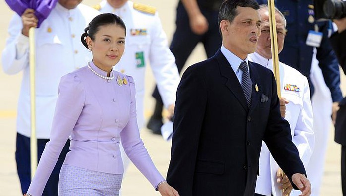 Vương phi Srirasmi sánh bước cùng Thái tử Vajiralongkorn tại một sự kiện năm 2006 - Ảnh: Reuters