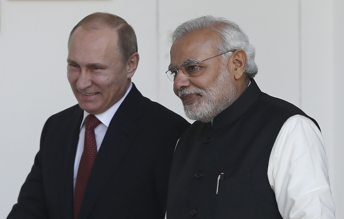 Tổng thống Nga Vladimir Putin (trái) và Thủ tướng Ấn Độ Narendra Modi gặp nhau hôm 11-12. Ảnh: Reuters