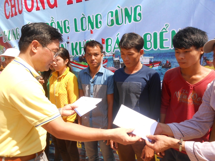 Đại diện Tổng Công ty CP bảo hiểm Bảo Long trao hỗ trợ cho ngư dân Lý Sơn.