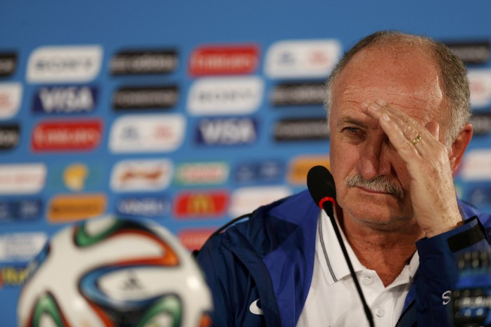 Cả HLV Scolari và Van Gaal (dưới), ai cũng cần một chiến thắng để xoa dịu dư luận