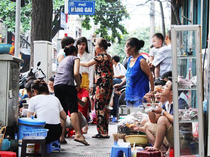 Quán phở nằm ở đầu phố Hàng Trống (đoạn giao cắt với phố Hàng Bông - Hàng Gai, quận Hoàn Kiếm, Hà Nội) từ nhiều năm trước Quán phở nằm ở đầu phố Hàng Trống (đoạn giao cắt với phố Hàng Bông - Hàng Gai, quận Hoàn Kiếm, Hà Nội) từ nhiều năm trước