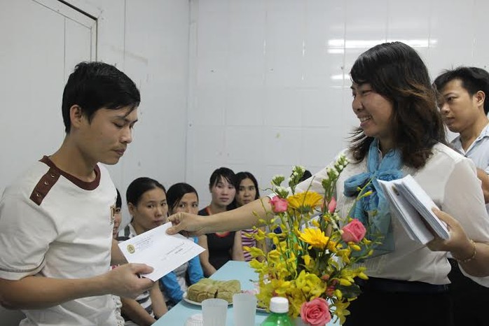 Bà Hồ Bích Ngọc, Chủ tịch LĐLĐ quận 1, TP HCM, tặng quà cho công nhân có hoàn cảnh khó khăn