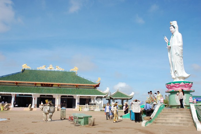 Quan &Acirc;m Phật Đại - nơi c&oacute; bức tượng Phật B&agrave; cao 11 m hướng ra biển Đ&ocirc;ng