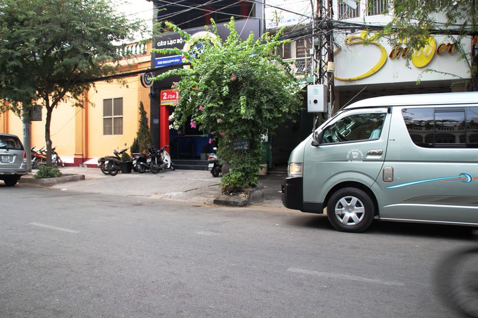 Hiện trường vụ nổ súng vào tối 19-3, trước quán bar Gold Beer Club, số 64 Tôn Thất Thiệp, phường Bến Nghé, quận 1 – TPHCM.