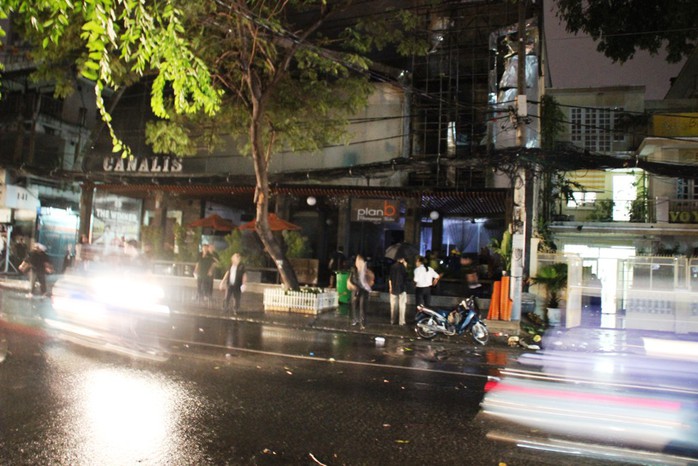 Quán bar Planb trên đường Hai Bà Trưng, quận 3-TP HCM, cháy trong cơn mưa tối 28-6.