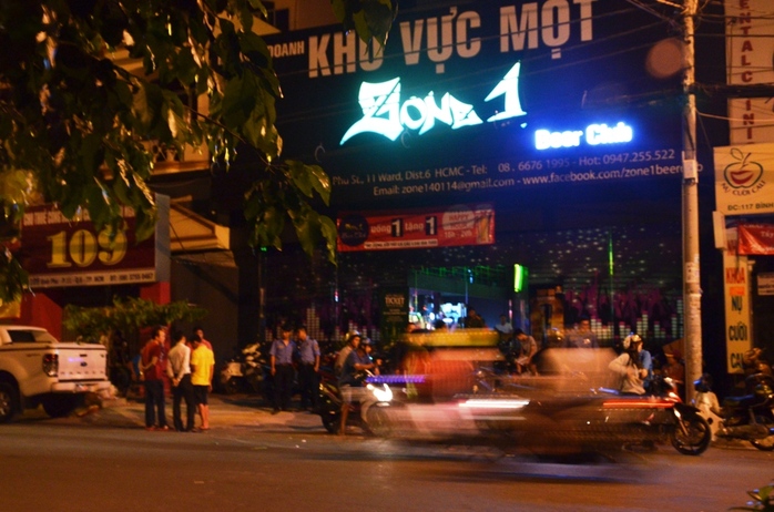 Quán bia “Zone 1 Beer Clup” ở số 111 – 113 – 115 Bình Phú phường 11, quận 6 – TP HCM, nơi xảy ra vụ khiếm nhã, sau đó 2 người phải đi cấp cứu.
