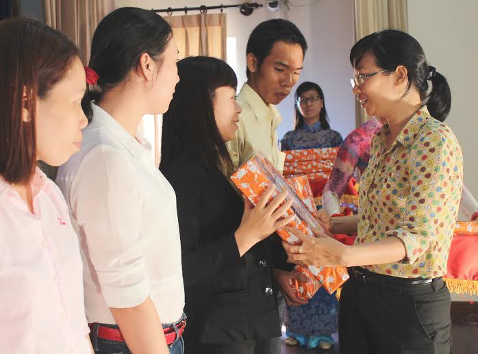 Bà Trần Thị Diệu Thúy, Phó Bí thư quận ủy quận Gò Vấp trao giấy khen cho đảng viên trẻ tiêu biểu