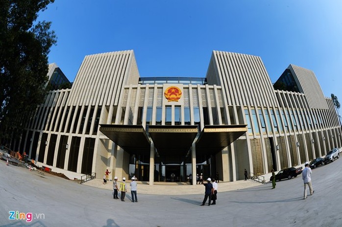 Nhà Quốc hội trên đường Độc Lập (quận Ba Đình) cao 39 m, có kiến trúc hình vuông đã cơ bản hoàn thành để chuẩn bị phục vụ kỳ họp thứ 8, Quốc hội khóa 13 vào 20-10.