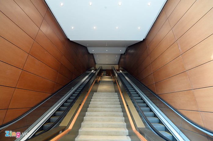 Hai bên là hai hệ thống thang cuốn chạy từ tầng 1 đến tầng 3. Còn lại các tầng khác phải sử dụng thang máy.
