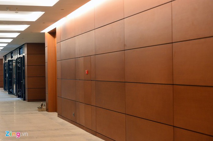 Tổng cộng có hơn 700 bộ cửa gỗ, các vách ngăn được sử dụng khung nhôm, vách kính mặt đứng, đóng tấm thạch cao và gia công tấm tường ốp gỗ với những mảng màu gần giống Trung tâm Hội nghị quốc gia Mỹ Đình.