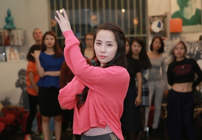 “Cá sấu chúa” Quỳnh Nga luyện tập để lên sân khấu làm người mẫu tóc ngày 19-11 tới