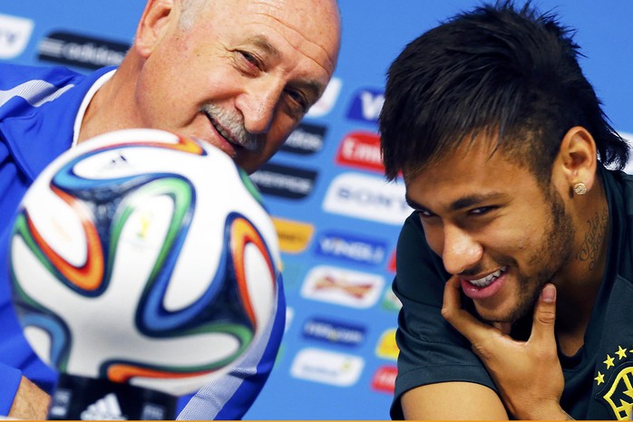 HLV Scolari và Neymar trong cuộc họp báo hôm qua
