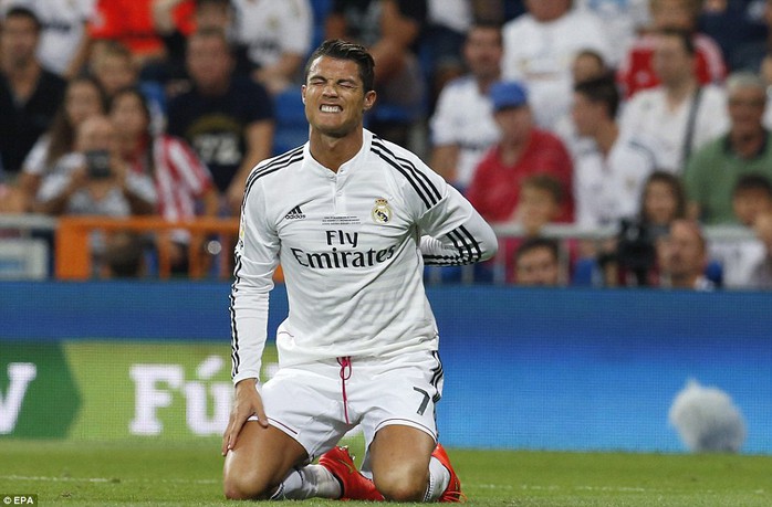 Ronaldo đau đớn sau khi bị đối thủ chơi xấu