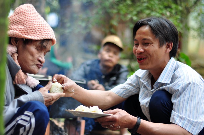 “Người rừng” con mời “người rừng” cha cùng ăn những chiếc bánh do mình nấu ra