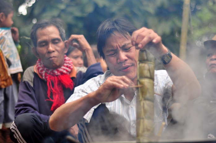 “Người rừng” Lang vớt ra những chiếc bánh lá dong do chính tay mình nấu