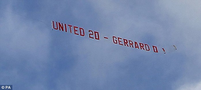 Hình ảnh tấm băng-rôn của các CĐV M.U dành cho Gerrard