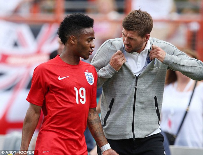 Gerrard nhắc nhở Sterling kiềm chế