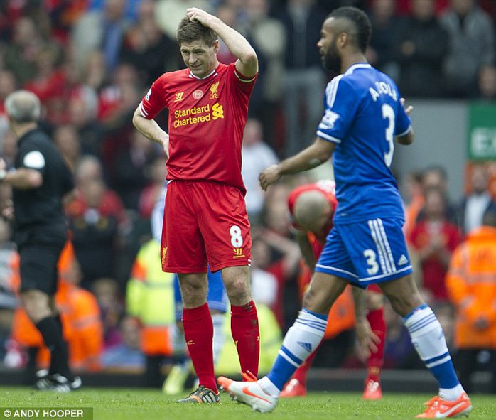 Gerrard vô cùng tiếc nuối sau pha đón bóng hụt và trượt chân