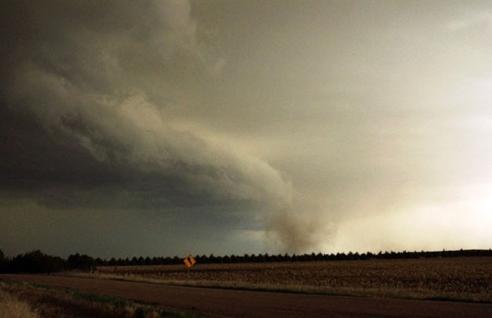 Gustnado là thuật ngữ dùng để chỉ một cơn lốc xoáy ngắn, tách riêng hoàn toàn khỏi cơn bão chính thường sản sinh ra những cơn lốc. Một cơn lốc gustnado không mạnh như cơn lốc bình thường và được hình thành khi mưa trút xuống hòa với không khí lạnh trong cơn bão.